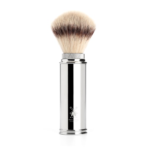 En skinande silver sminkborste med fluffiga borsttoppar och en logga på handtaget.