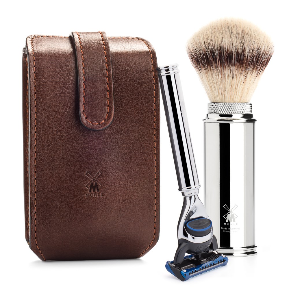 Läs mer om Mühle Travel Fusion Shaving Kit Leather Synthetic Brush Brown