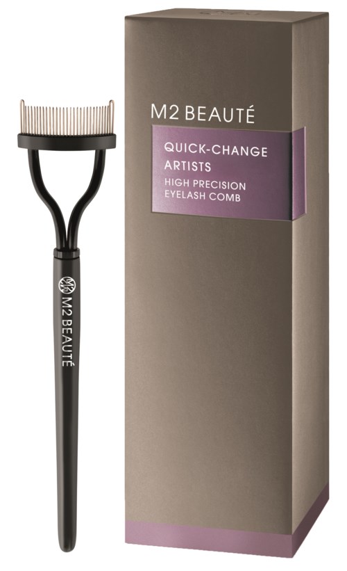 En svart øyenvippekam med buet håndtak står ved siden av en høy beige eske merket 'M2 BEAUTE,' 'QUICK-CHANGE ARTISTS' og 'HIGH PRECISION EYELASH COMB.'