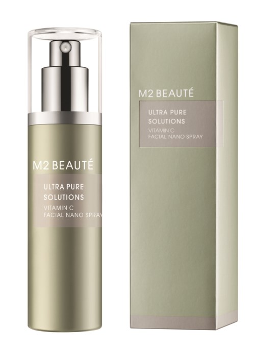 En grön flaska märkt M2 Beauté med spraylock bredvid sin matchande låda. Det är en ansiktsspray för hudvård.