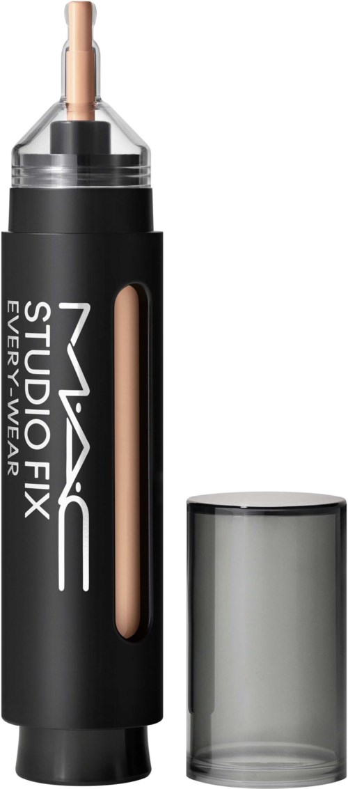Einen Make-up-Stift mit schwarzem Körper und transparentem Deckel, gekennzeichnet mit MAC Studio Fix. Es hat einen eingebauten Applikator.
