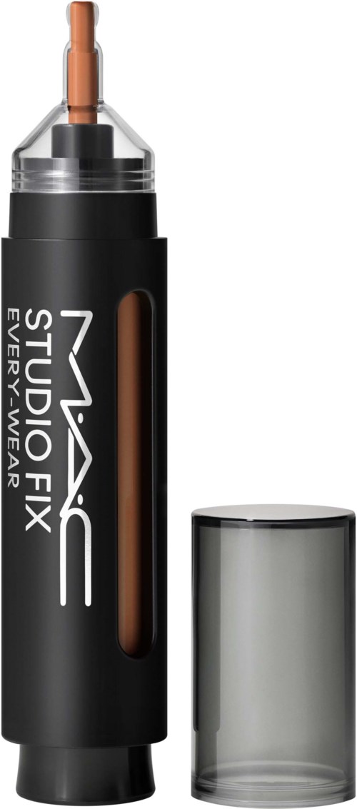 Ein Lipgloss in schwarzem und silbernem Behälter, Deckel ist entfernt, Applikator sichtbar.