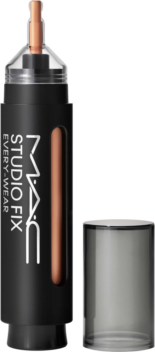 Ein schwarzer und grauer Make-up-Stift mit klarem Deckel, beschriftet 'MAC Studio Fix,' zeigt einen Farbtest auf der Seite.