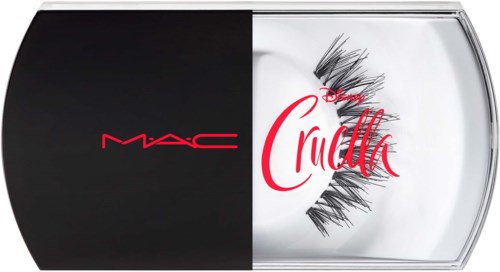 Ett läppstiftshölje i svart och silver med MAC-logga och röd text 'Demi Cruella' samt en ögongrafik.
