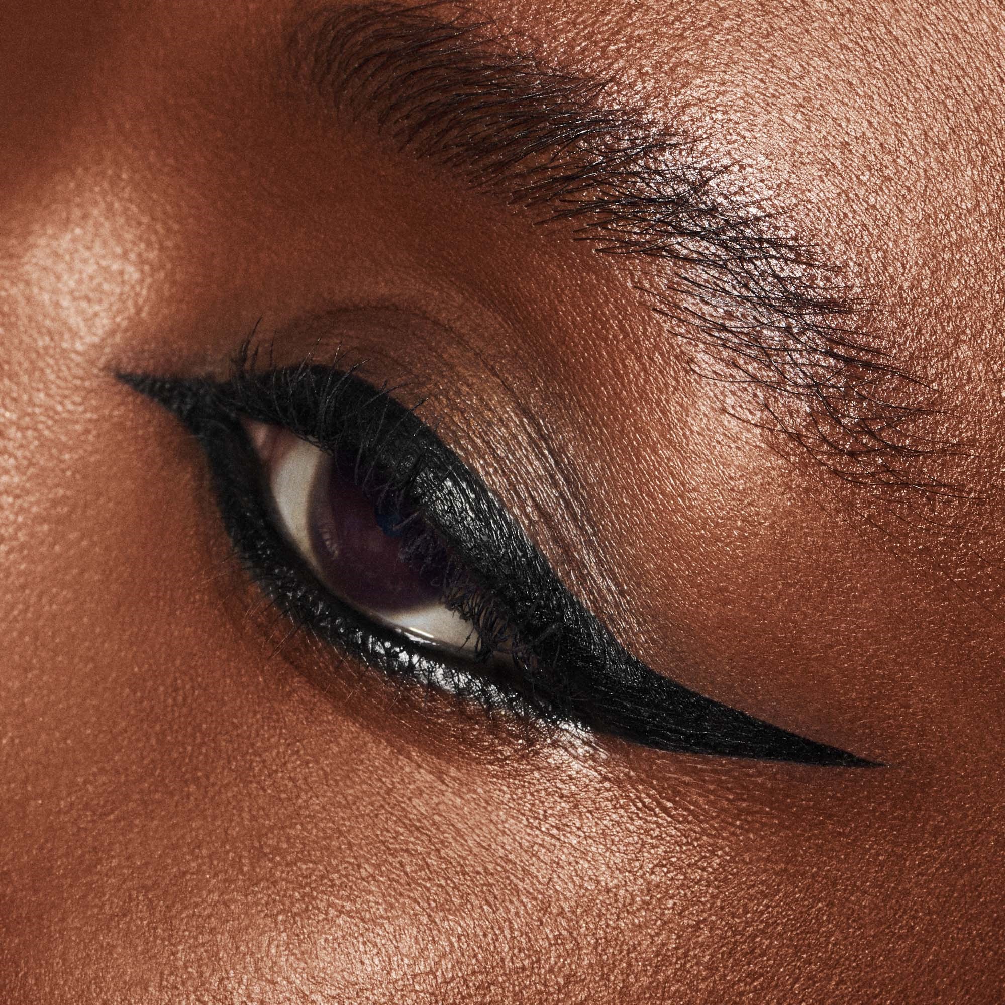 MAC Cosmetics Brushstroke 24-Hour Liquid Eyeliner Brushblack (obrázok 3)