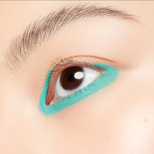  Nahaufnahme eines Auges mit blauer Eyeliner am unteren Augenlid.