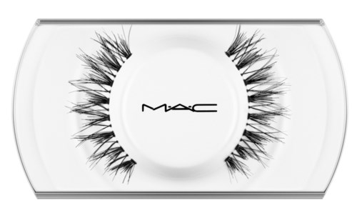  falske øyevipper i en gjennomsiktig eske med MAC-logo i midten.