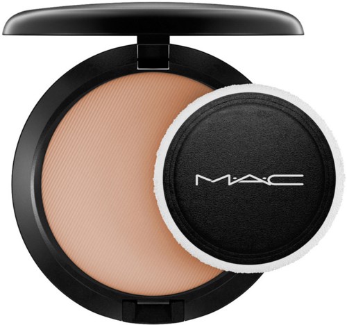 Ein Make-up-Compact mit beigem Puder und einem runden Applikator mit MAC-Logo.