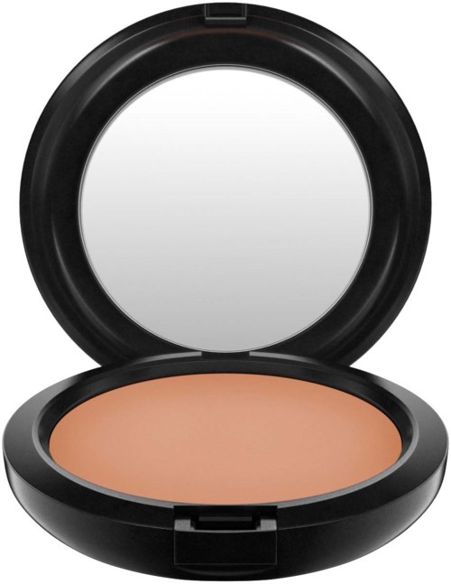 En rund makeup-compact med spejl indeni, der indeholder ferskenfarvet pudder.