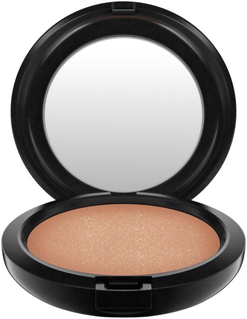 Ett kompakt med en rund spegel och persikofärgad makeup. Kompakten är öppen, visar spegeln och makeupen inuti.