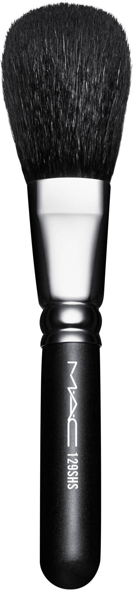 En svart makeup-borste med vit handtag och fluffiga borst. Handtaget har MAC-loggan.