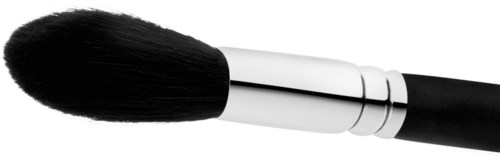 En makeupborste med svarta borst och ett silver- och svart handtag ligger på en svartvit bakgrund.
