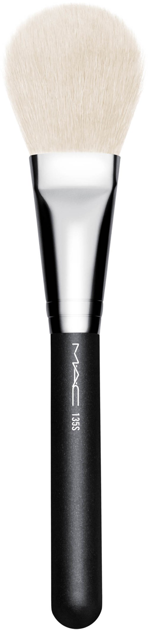 Een make-up kwast met een zwarte handvat en witte zachte haren tegen een zwarte achtergrond.