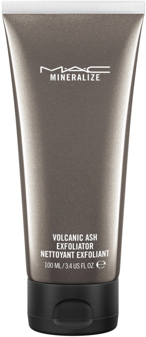 MAC Mineralize Volcanic Ash Exfoliator i en elegant grå tube. Den viser merkevaren og produkttypen.