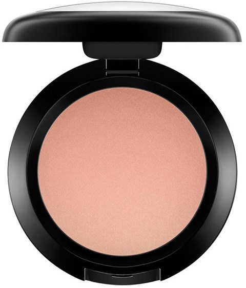 Een ronde make-up compact open, met perzikkleurige poeder erin. Zwarte behuizing met scharnier. Eenvoudig en strak ontwerp.