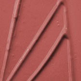 Närbild av en rosa- eller rödaktig yta med metallstavar eller trådar som korsar varandra.