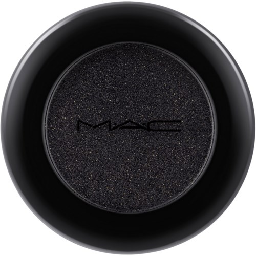 En rund svart behållare med en mörk, skimrande yta och MAC-loggan i mitten, möjligen en makeup-produkt.