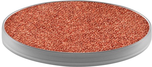 En rund makeup-rouge med en metallisk silverkant och en skimrande, korallfärgad yta.