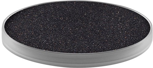 En rund, platt sak med svart, grovkornig yta, möjligen ett filter eller ett bräde. Den har en metallkant.