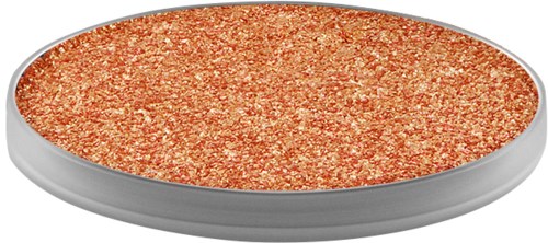 En rund, platt sminksvamp med orange glittrig yta och silvrig plastkant.