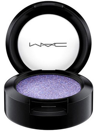 En svart MAC-ögonskuggaskopp med lila glitterögonskugga inuti, öppen lock som visar MAC-loggan.
