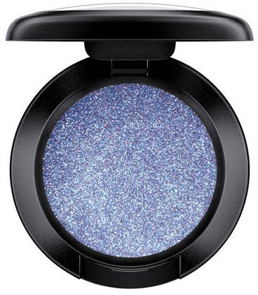 En rund makeup-compact med blå glitterögonskugga inuti, delvis täckt av ett svart lock.