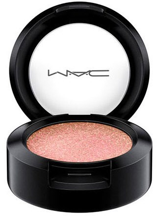 Ett runt svart sminkförpackning med rosa skimrande rouge inuti och MAC-loggan på insidan av locket.