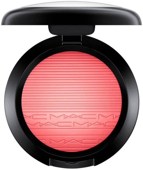 Eine runde Rouge-Verpackung mit schwarzem Deckel, pinkfarbenes Rouge mit Muster und MAC-Logo.