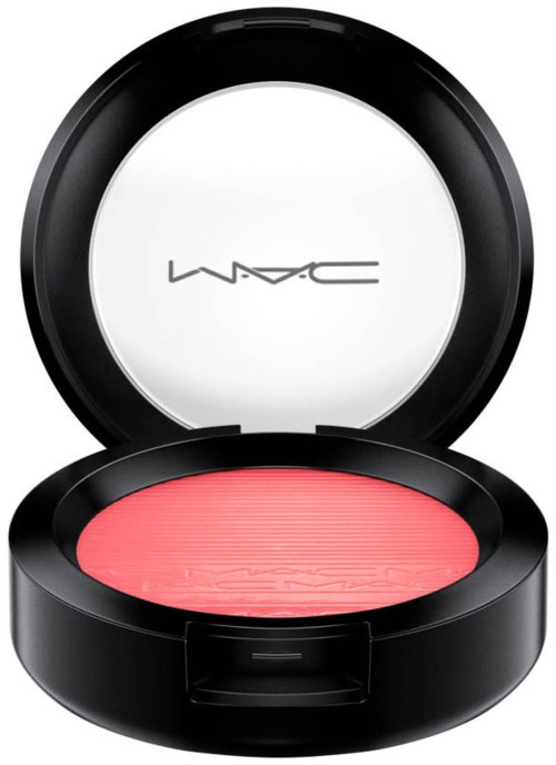 Ein runder schwarzer Make-up-Behälter offen mit pinkem Rouge und MAC-Logo auf dem Deckel.