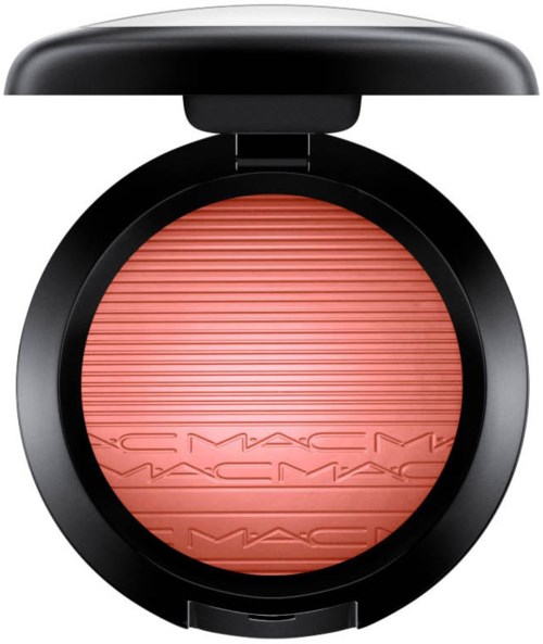 En rund blushkompakt med svart lokk, korallfarget blush inni, og MAC-logoen er preget.