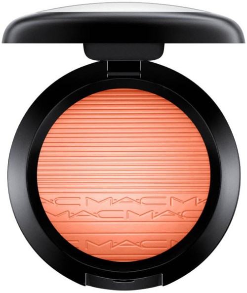 Ein runder Make-up-Blush mit schwarzem Gehäuse und eingraviertem MAC-Logo, in pfirsichfarben mit horizontalen Linien.