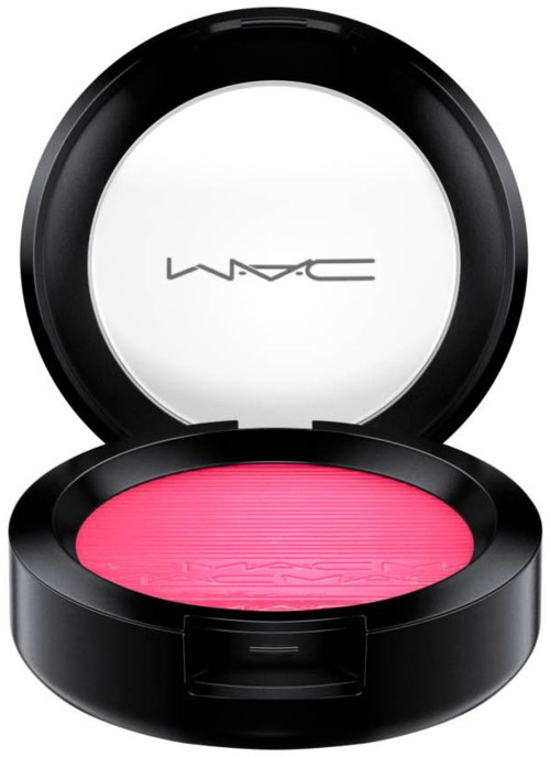 Eine runde schwarze Make-up-Box mit pinkem Rouge und MAC-Logo auf dem Deckel.