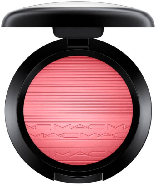 Ein runder Make-up-Rouge in einer schwarzen Dose mit einer pinken, strukturierten Oberfläche. Der Markenname MAC ist eingeprägt.