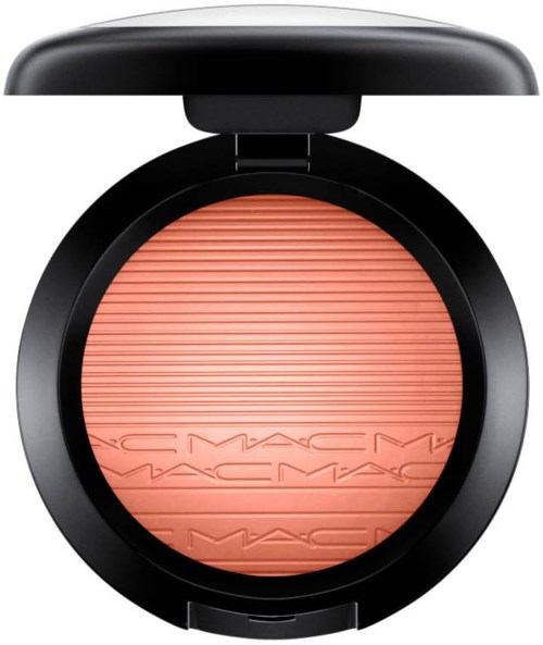 En rund blush med MAC-logo, i etuiet med lokket åpent.