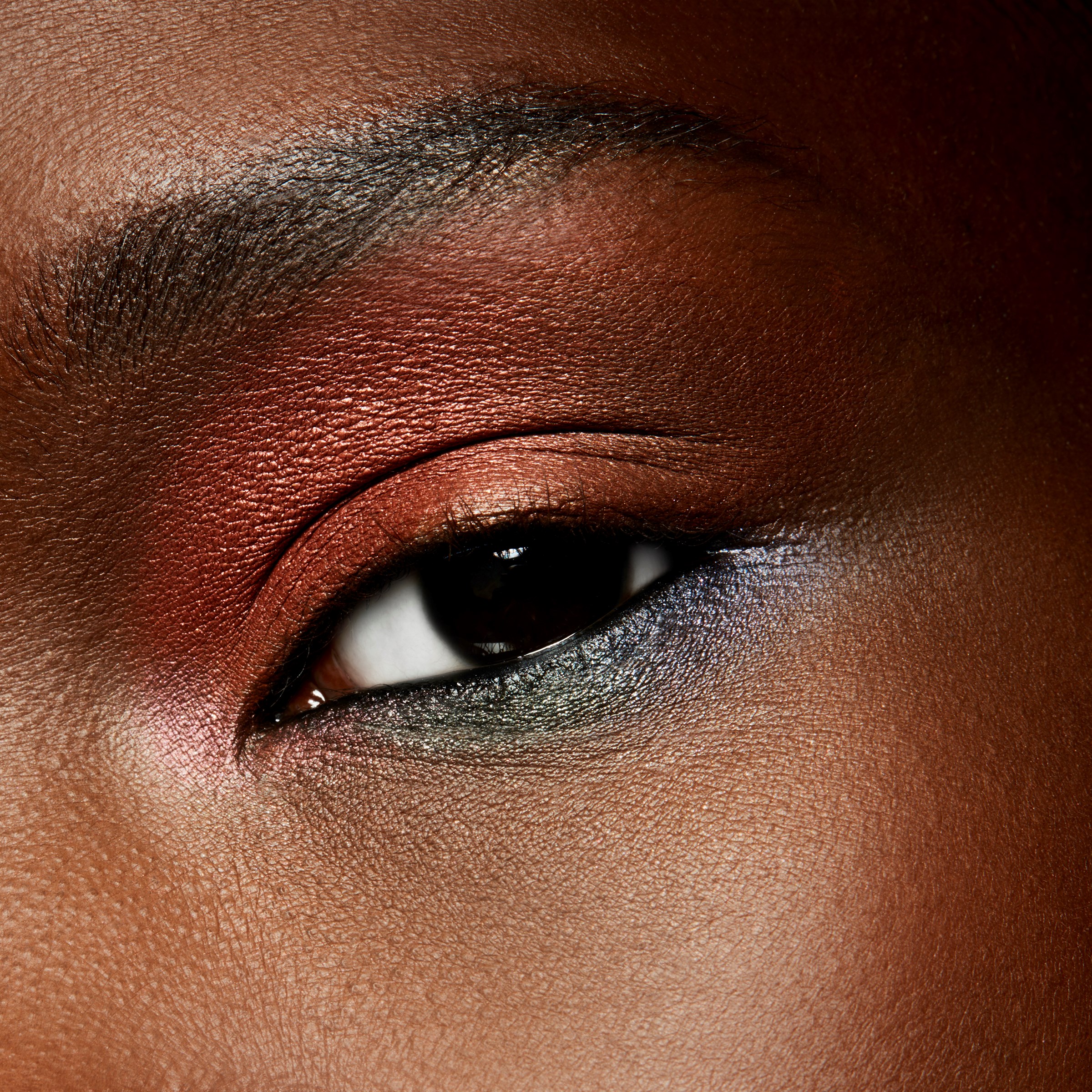 MAC Cosmetics Extra Dimension Single Eyeshadow Amorous Alloy (obrázok 3)