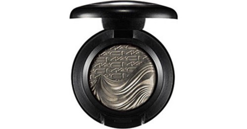 Ein runder Make-up-Spiegel mit schwarzem Deckel und dekorativem Reflektionsglas.