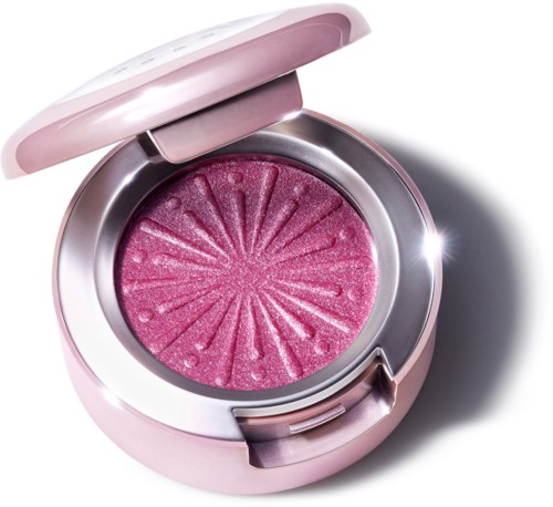 En pink blush-kompakt med en skinnende, stjernemønster design og en lys rosa lokk åpen.