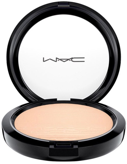 Een compacte met pressed poeder, zwarte hoes en MAC-logo binnenin de deksel.