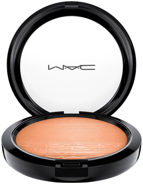 Ein offener Make-up-Deckel mit schwarzem Gehäuse, enthält peach-farbenes Puder. MAC ist sichtbar im Deckel.