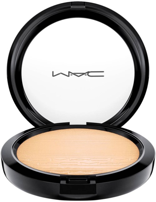 Een MAC make-uppotje met poeder binnen en een open deksel met MAC-logo.