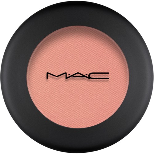 En rund makeup blush med svart kant och MAC-logga i mitten.