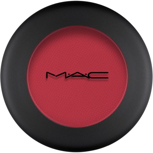 Röd makeup-produkt med svart yttre förpackning och MAC-logga i mitten.