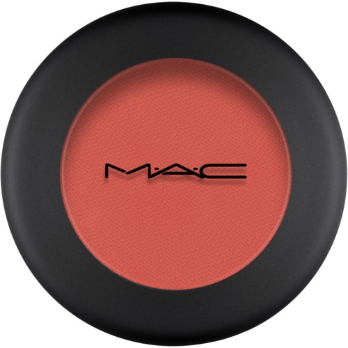 En rund rouge med svart kant och MAC-loggan i mitten.