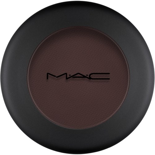 En rund MAC-makeupprodukt med svart yttre skal och brunt centrum, med varumärkets logotyp.