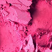 Nahaufnahme von rosa zerstoßenem Pulver, zeigt verschiedene Texturen und Rosatöne.