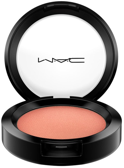 Ett runt kompakt med persikofärgad rouge och MAC-loggan på locket.