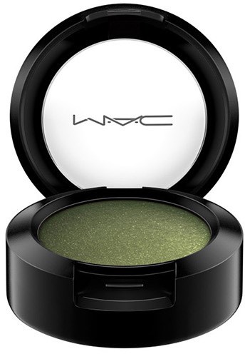 Grøn øjenskygge i en sort rund beholder med gennemsigtigt låg, mærket MAC, åbnet og viser makeupen.