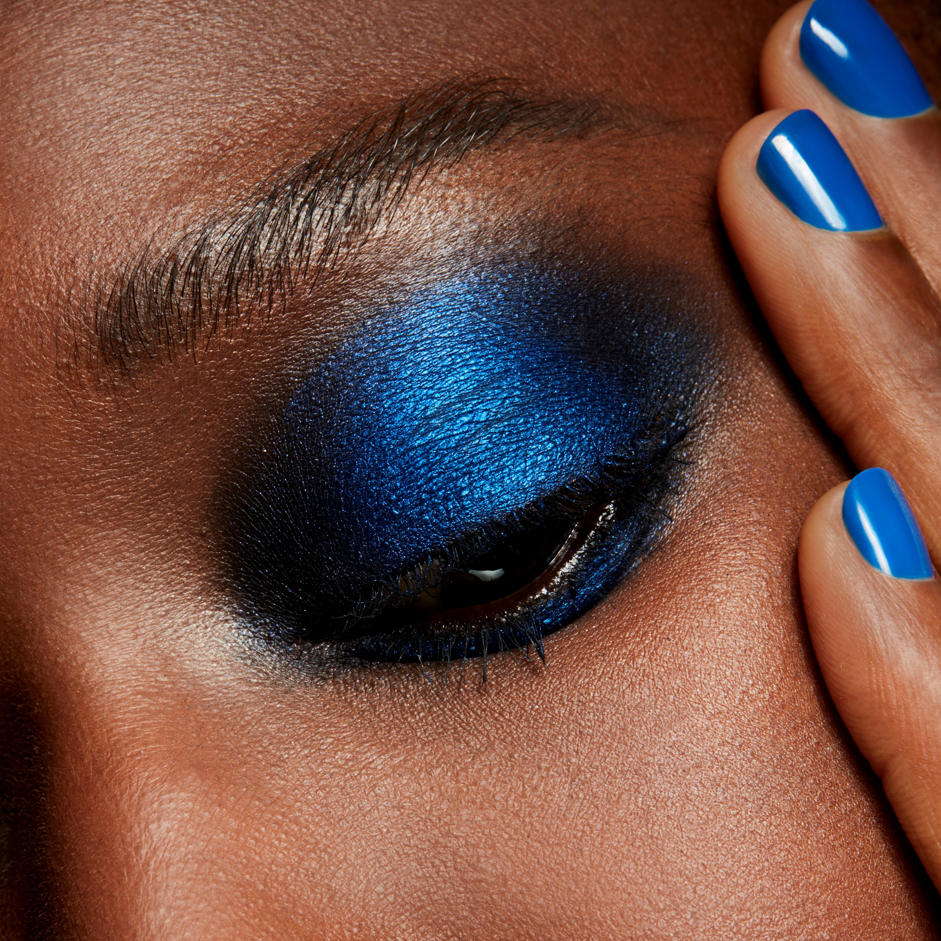 MAC Cosmetics Frost Single Eyeshadow In The Shadows (obrázok 3)