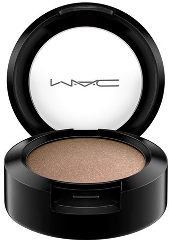 Meikkipakkaus, jossa beige jauhe ja musta kansi MAC-logolla.