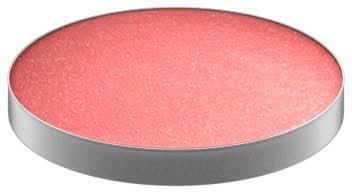 En rund, rosa föremål med en silverkant, slätt yta, möjligen ett makeup- eller dekorationsföremål.